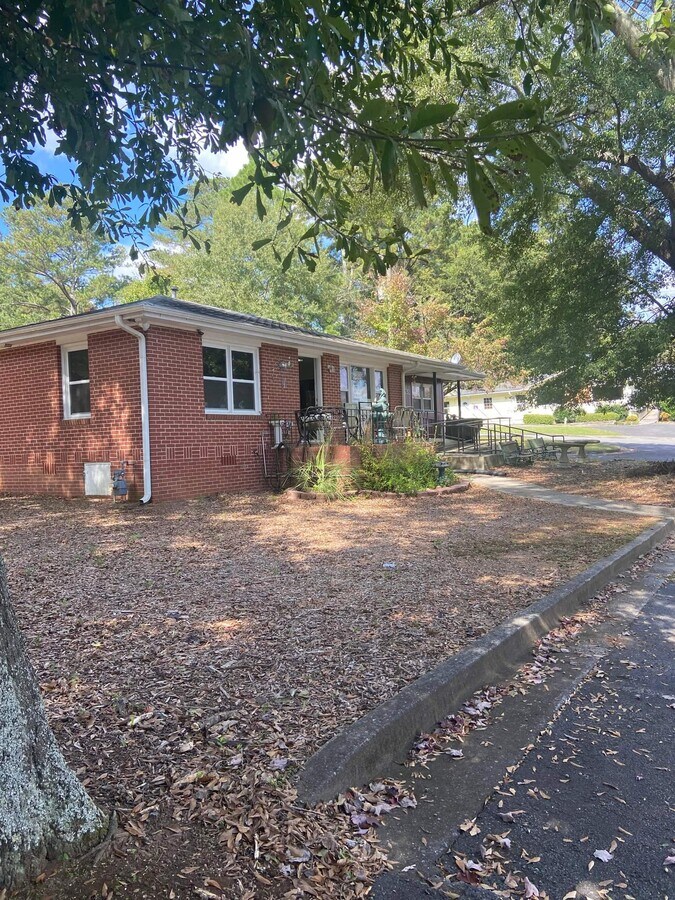 2615 Canton Rd, Marietta, GA 30066