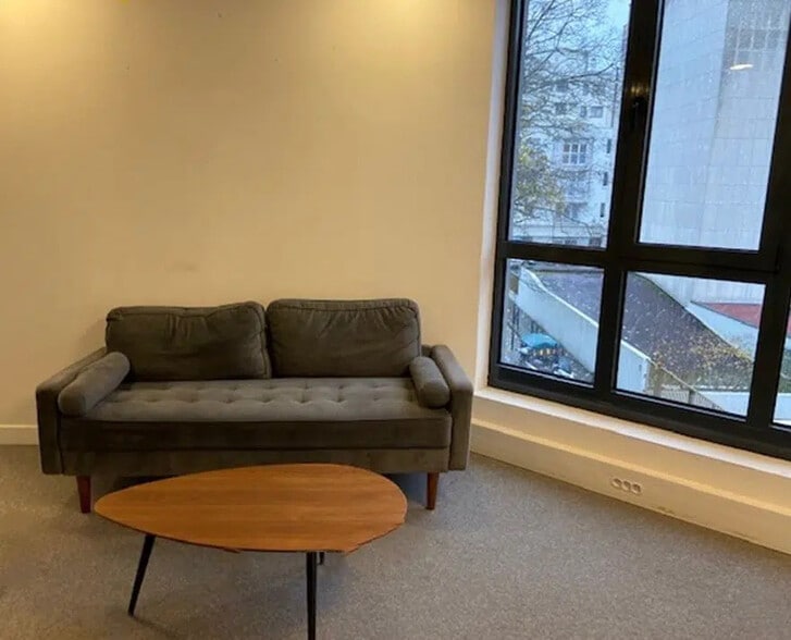 Office in Clichy for lease - Building Photo - Image 3 of 8