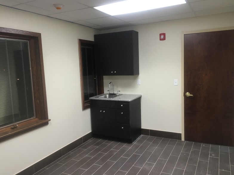 180 Tices Ln, East Brunswick, NJ for lease - Interior Photo - Image 3 of 13