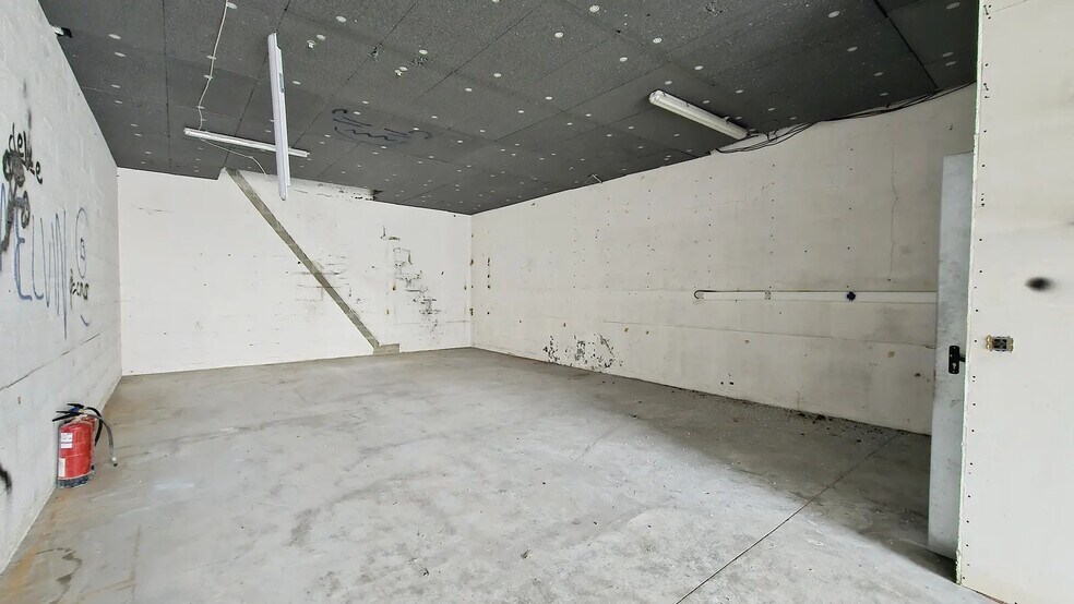 Flex in La Queue-en-Brie for lease - Interior Photo - Image 2 of 12