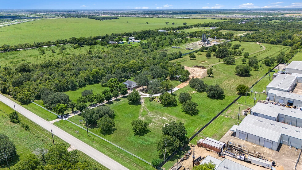 7710 Iowa Colony Blvd, Rosharon, TX for sale - Primary Photo - Image 1 of 37