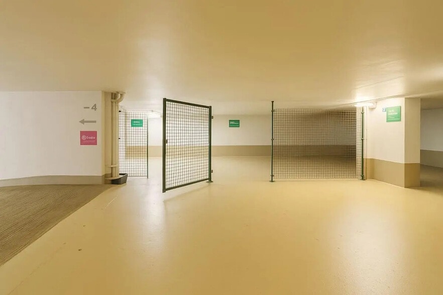 Flex in Paris for lease - Building Photo - Image 3 of 6
