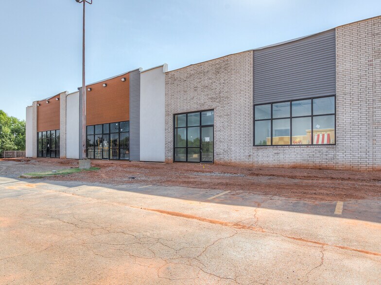 4235 NW Expressway, Oklahoma City, OK for lease - Building Photo - Image 2 of 30