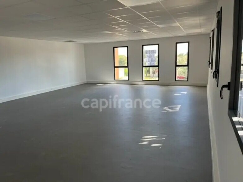 Office in Aigues-Mortes for lease - Interior Photo - Image 3 of 10