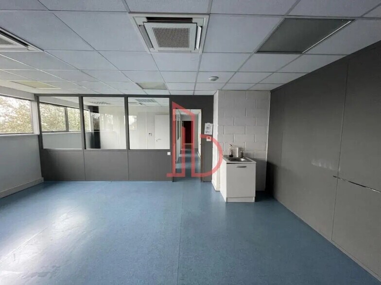 Office in Pessac for lease - Interior Photo - Image 1 of 5