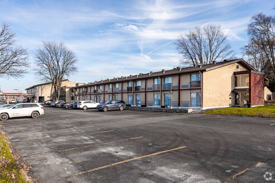 1876 Robertson Rd, Ottawa, ON for sale - Primary Photo - Image 1 of 1