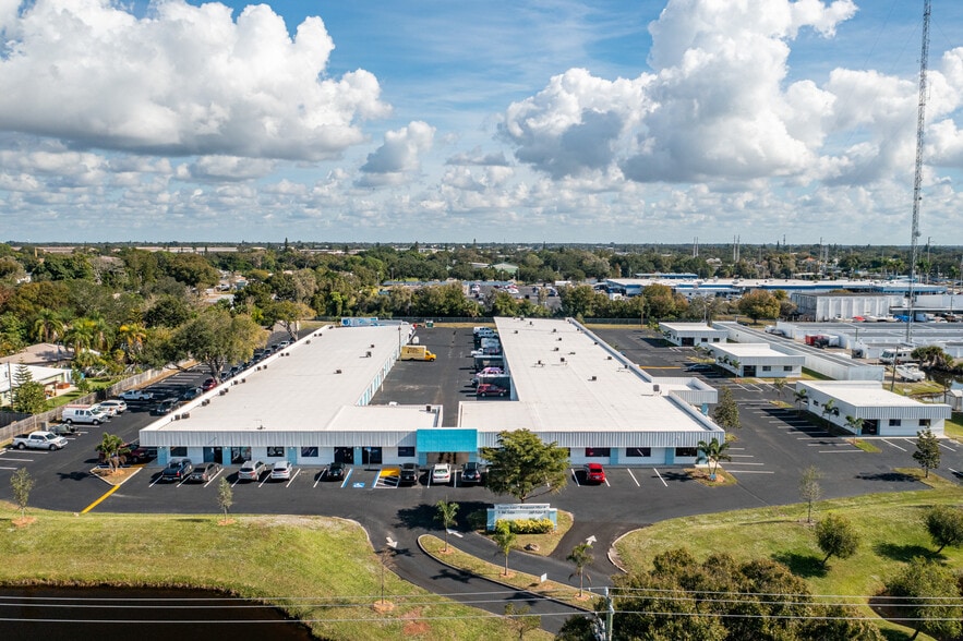 4301 32nd St, Bradenton, FL for lease - Building Photo - Image 2 of 8