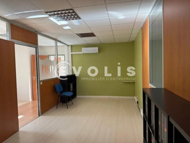 3 B Rue Irene Joliot Curie, Eybens for lease - Interior Photo - Image 2 of 7