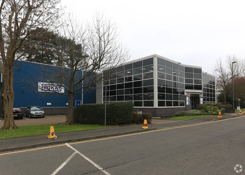 4 Wells Pl, Merstham for sale - Primary Photo - Image 1 of 1