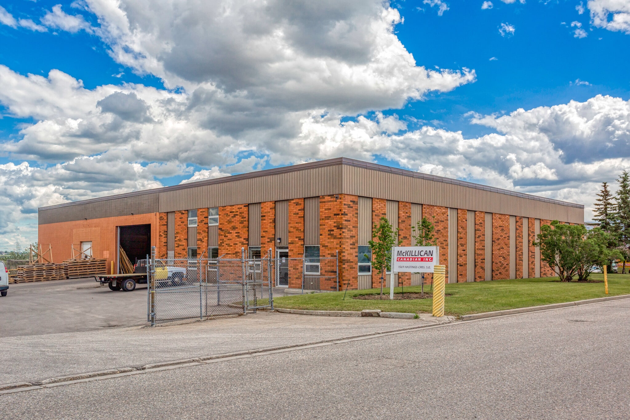 1557 Hastings Cres SE, Calgary, AB for sale Primary Photo- Image 1 of 1