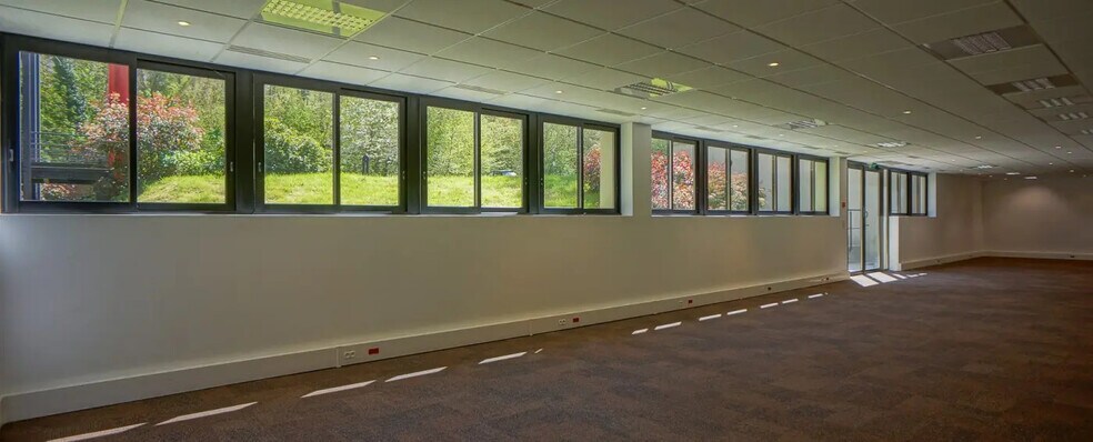 Office in Les Ulis for lease - Building Photo - Image 1 of 79