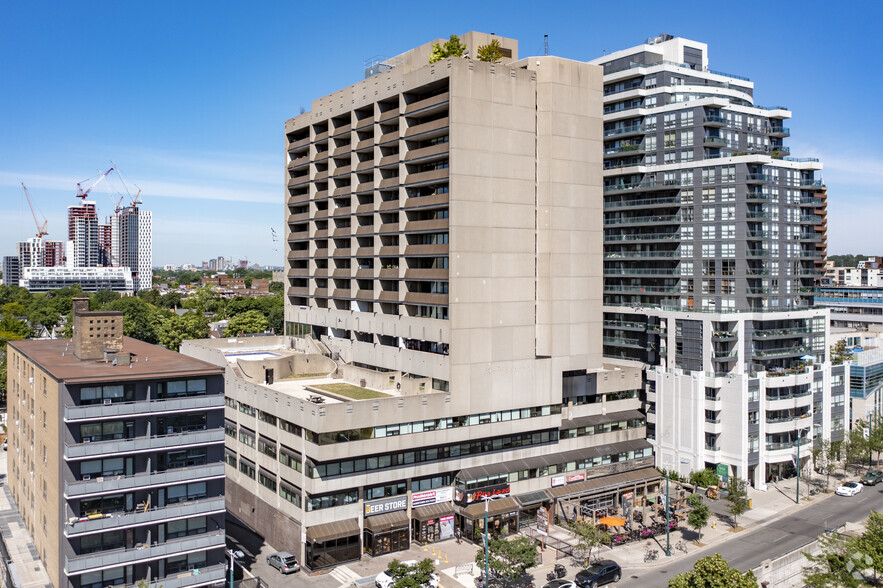 720 Spadina Ave, Toronto, ON for lease - Primary Photo - Image 1 of 6