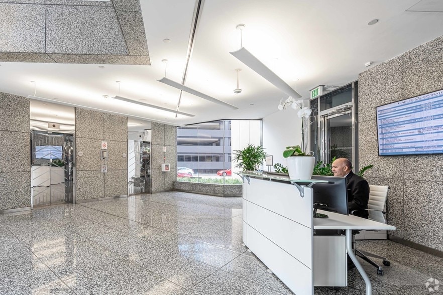 2100 Ponce De Leon Blvd, Coral Gables, FL for lease - Interior Photo - Image 3 of 7