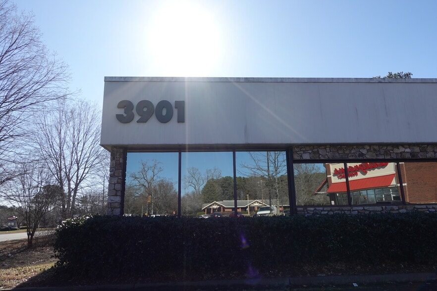 3901 N Roxboro St, Durham, NC for lease - Building Photo - Image 2 of 11