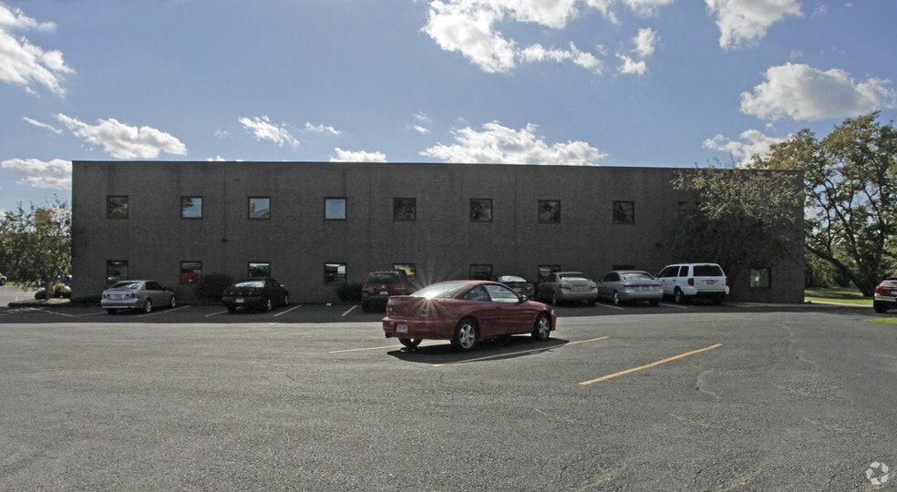 7071 S 13th St, Oak Creek, WI for lease - Building Photo - Image 2 of 7