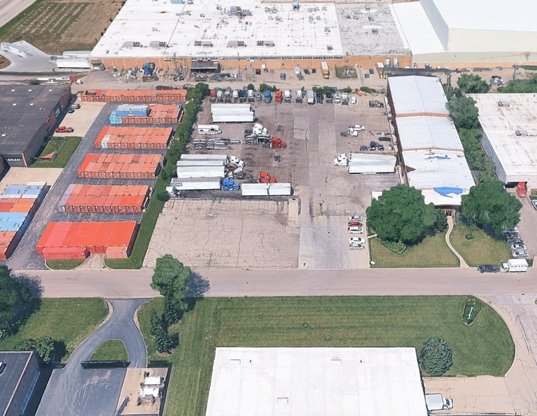 2230 Ernie Krueger Cir, Waukegan, IL for lease - Building Photo - Image 2 of 8
