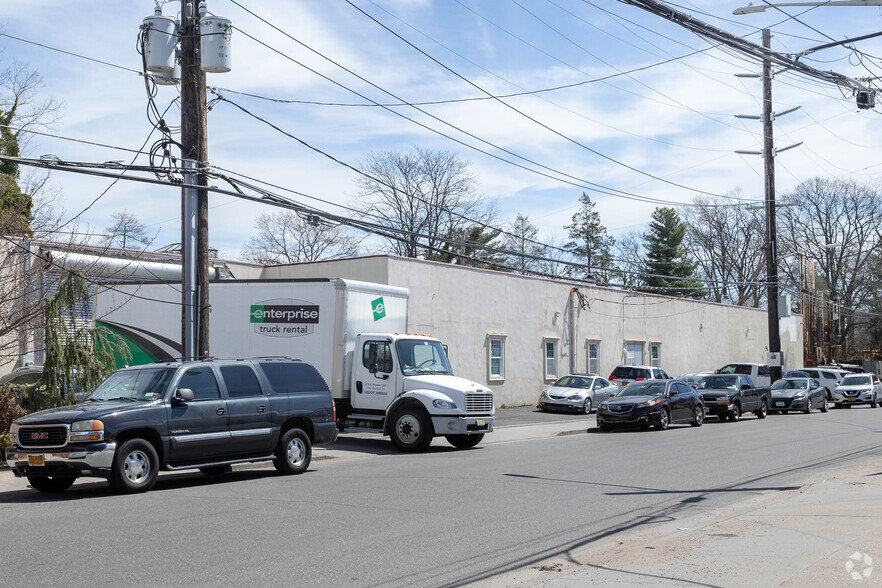 59 Hempstead Gardens Dr, West Hempstead, NY for lease - Building Photo - Image 2 of 5