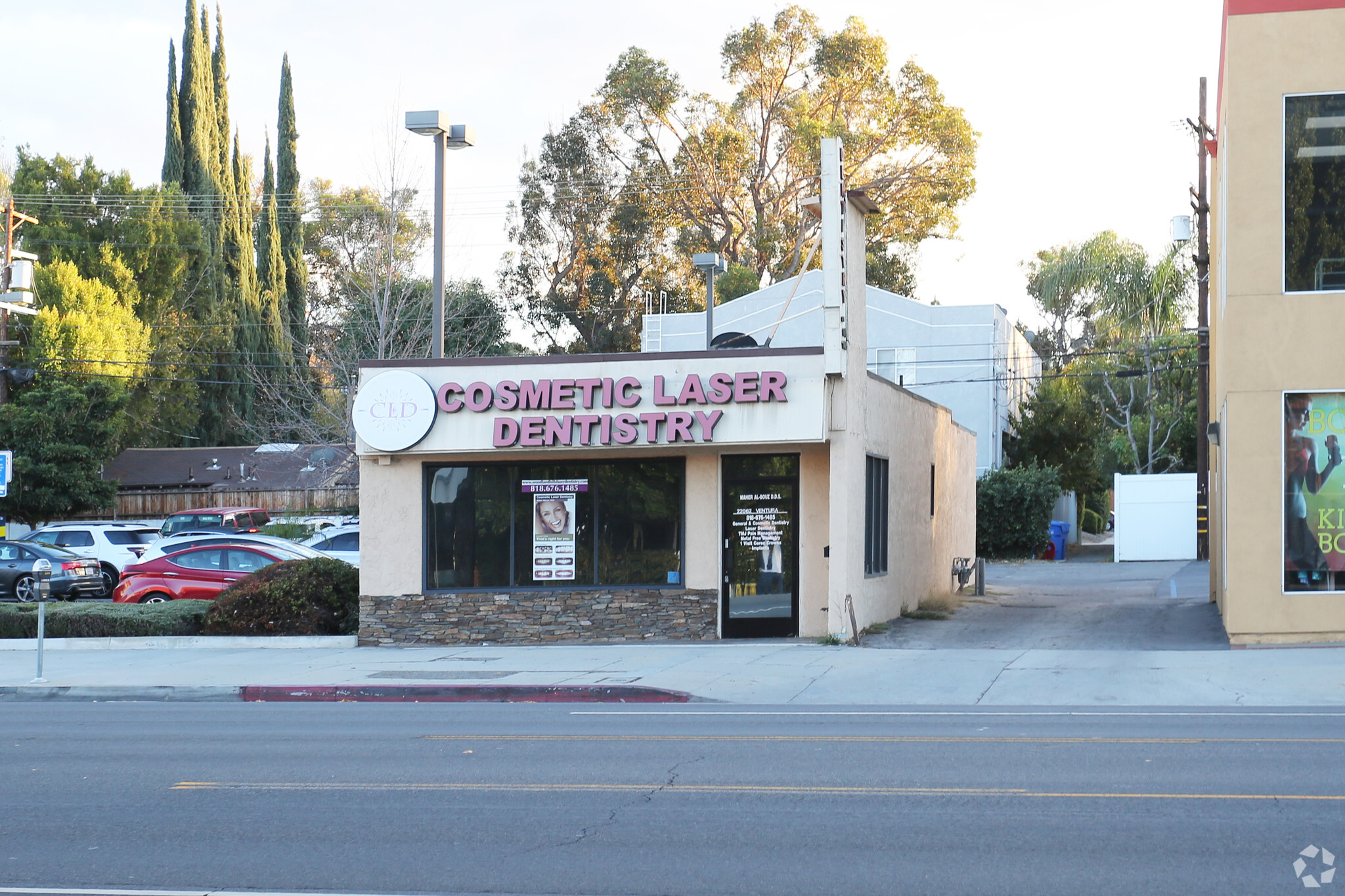 22062 Ventura Blvd, Woodland Hills, CA for lease Primary Photo- Image 1 of 10