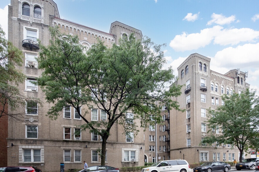 80-20 Broadway, Flushing, NY for lease - Primary Photo - Image 2 of 7