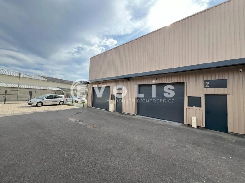 Flex in Saint-Priest for lease - Building Photo - Image 1 of 6