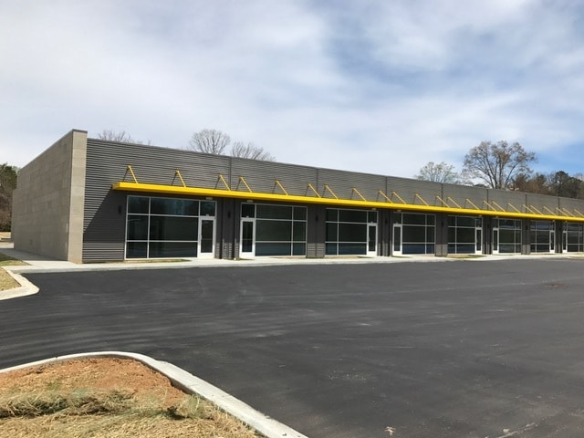 8-20 Glenn Willow Dr, Arden, NC for lease - Building Photo - Image 1 of 12