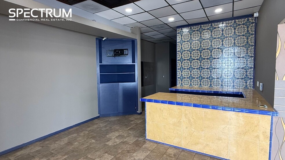 18000 Ventura Blvd, Encino, CA for lease - Building Photo - Image 2 of 8