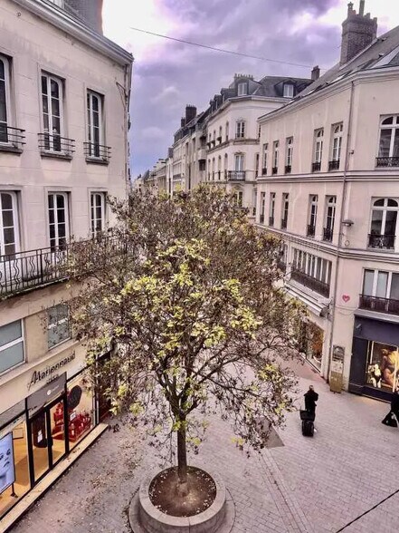 Office in Rouen for lease - Building Photo - Image 3 of 5