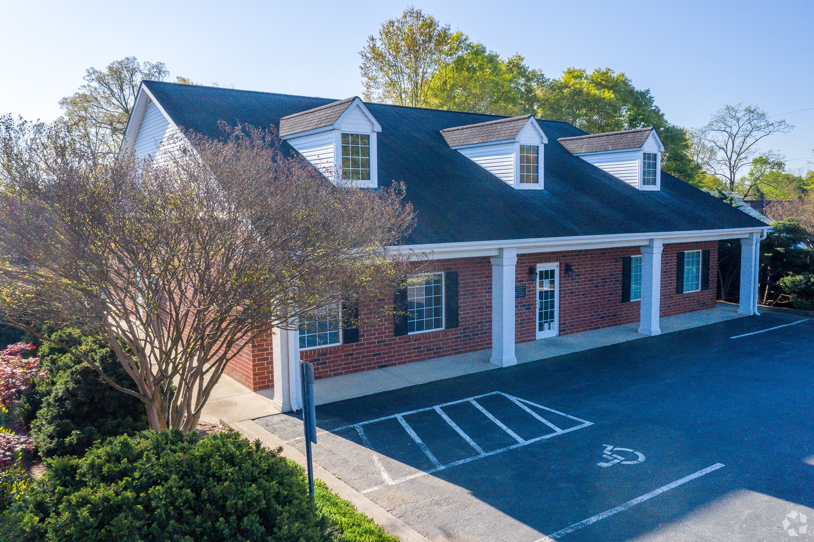 1870 N Center St, Hickory, NC for sale Primary Photo- Image 1 of 1