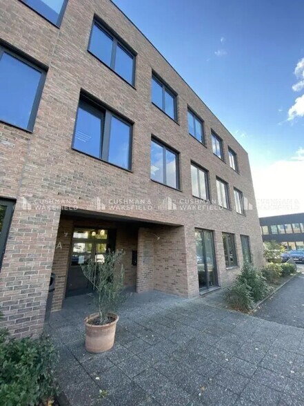 Office in Entzheim for lease - Building Photo - Image 3 of 17