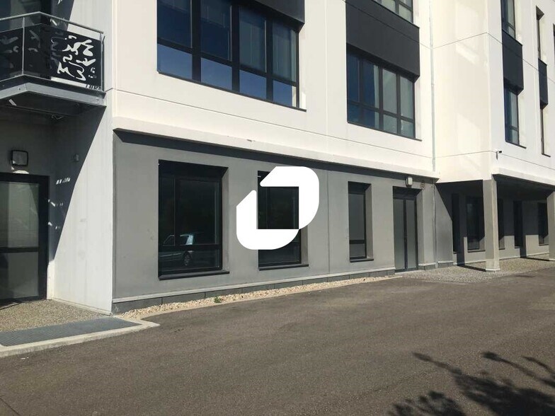 Office in Genas for lease - Building Photo - Image 3 of 8