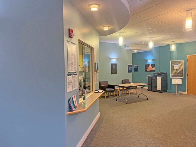 7 Holland Way, Exeter, NH for lease - Interior Photo - Image 1 of 7