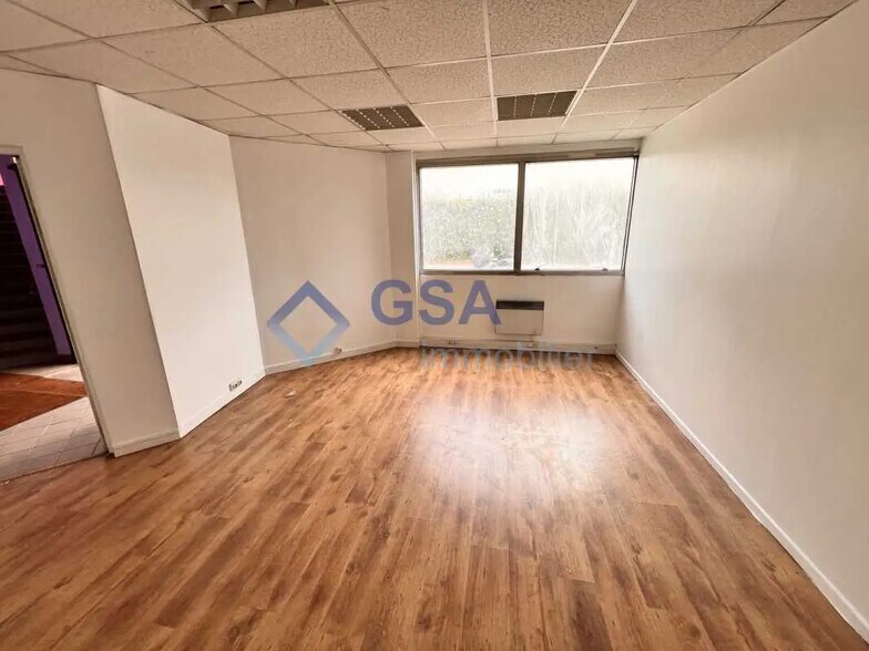 Office in Grigny for lease - Interior Photo - Image 1 of 2