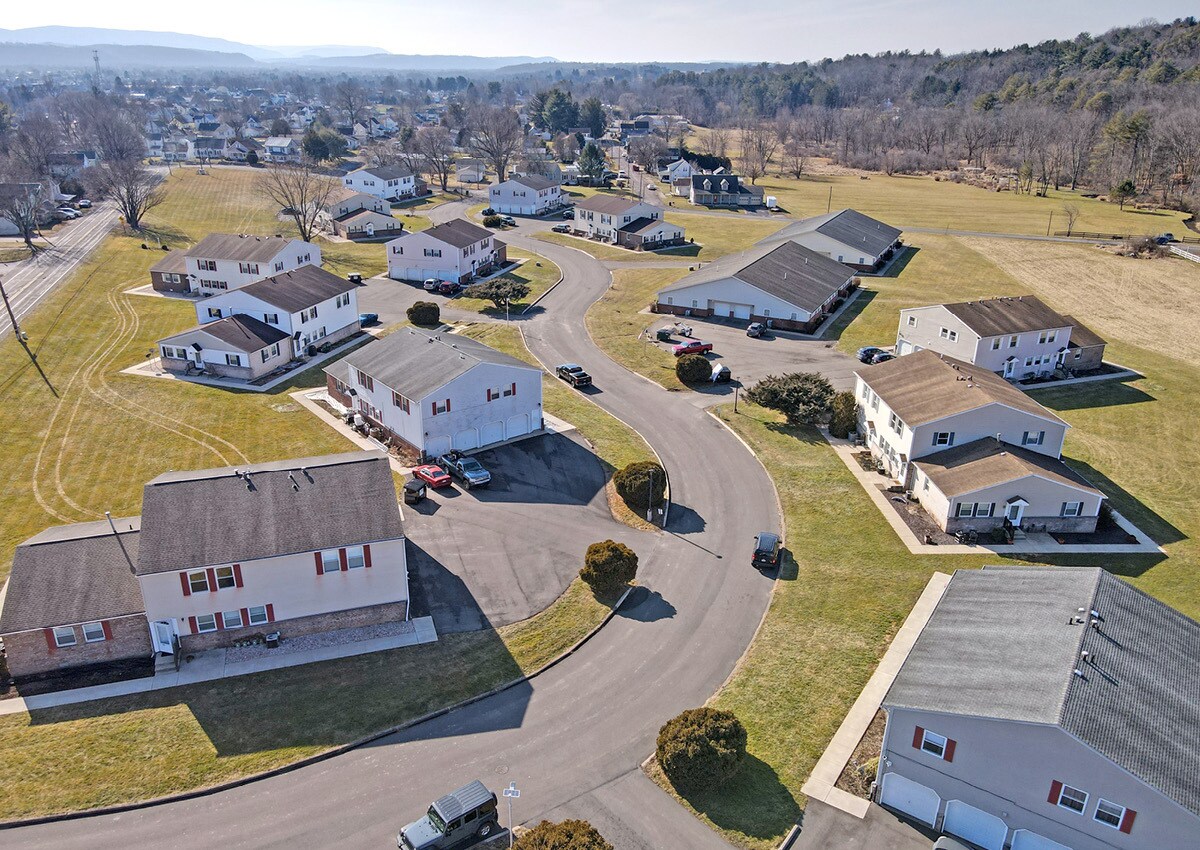 1220 Briar Mnr, Berwick, PA 18603 Briar Manor Apartments