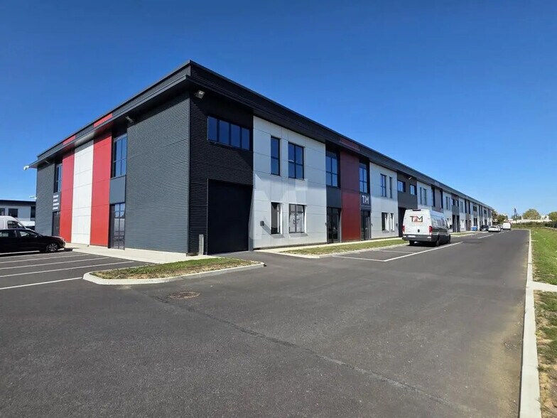 Flex in Lieusaint for sale - Building Photo - Image 1 of 8