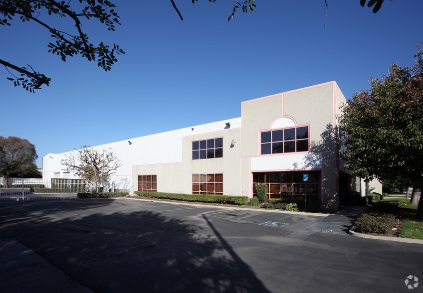 561 New York Dr, Pomona, CA 91768