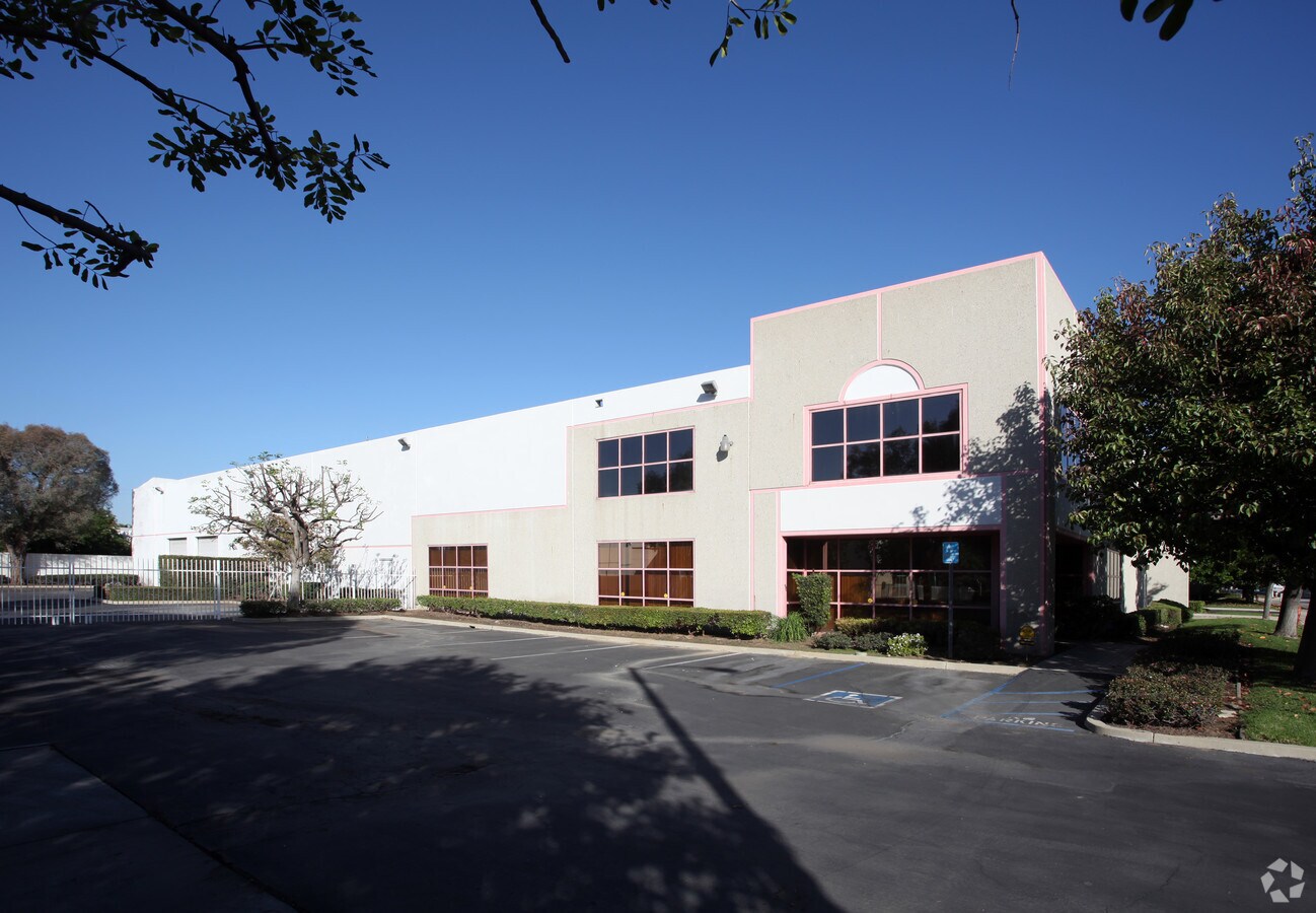 561 New York Dr, Pomona, CA 91768