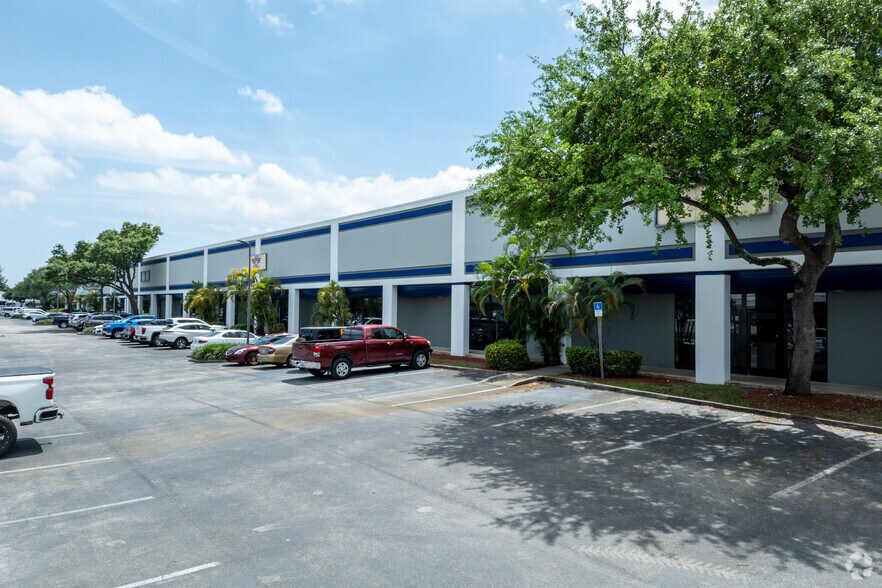 11700 NW 101st Rd, Medley, FL for lease - Building Photo - Image 3 of 14