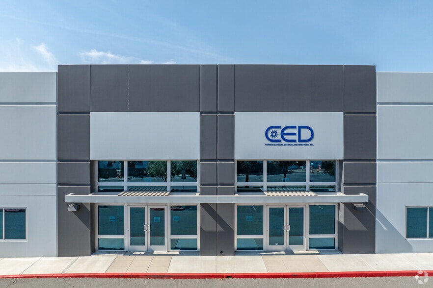 975 Marlborough Ave, Riverside, CA for lease - Building Photo - Image 2 of 4