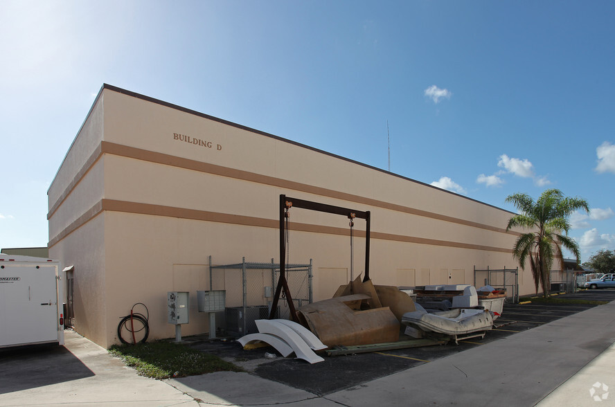 2850 SE Monroe St, Stuart, FL for lease - Primary Photo - Image 1 of 6