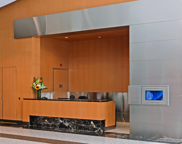 2 Queen St E, Toronto, ON for lease - Lobby - Image 2 of 5