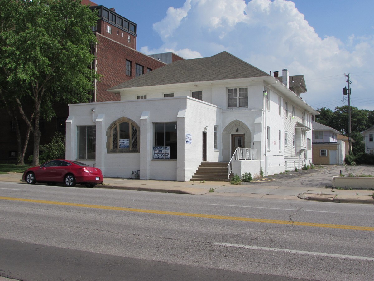 3219 E Douglas St, Wichita, KS 67218