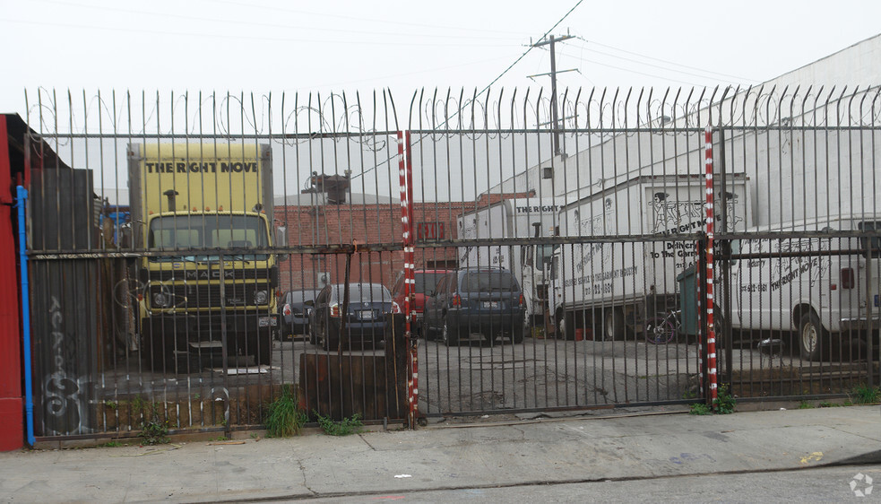 1651 Compton Ave, Los Angeles, CA for lease - Primary Photo - Image 1 of 4