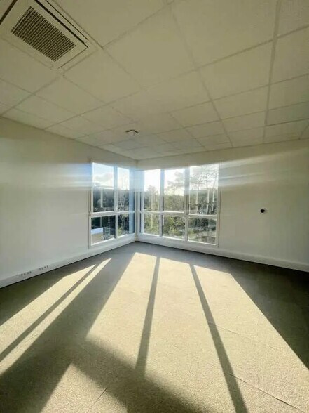 Office in Petit-Couronne for lease - Interior Photo - Image 3 of 12