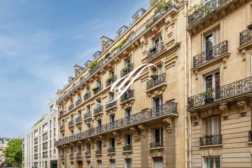 Flex in Paris for sale - Building Photo - Image 1 of 5