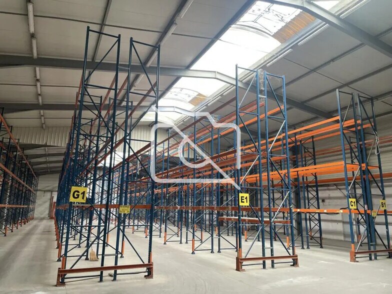 Industrial in Le Thillay for lease - Building Photo - Image 1 of 12
