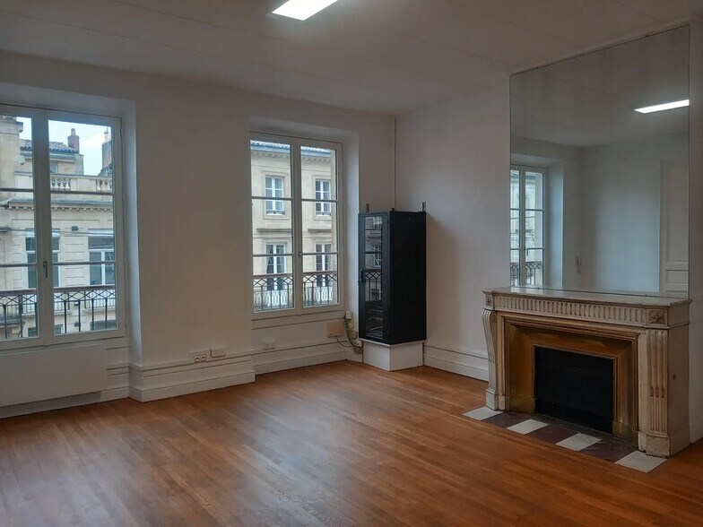 Office in Bordeaux for lease - Interior Photo - Image 2 of 8