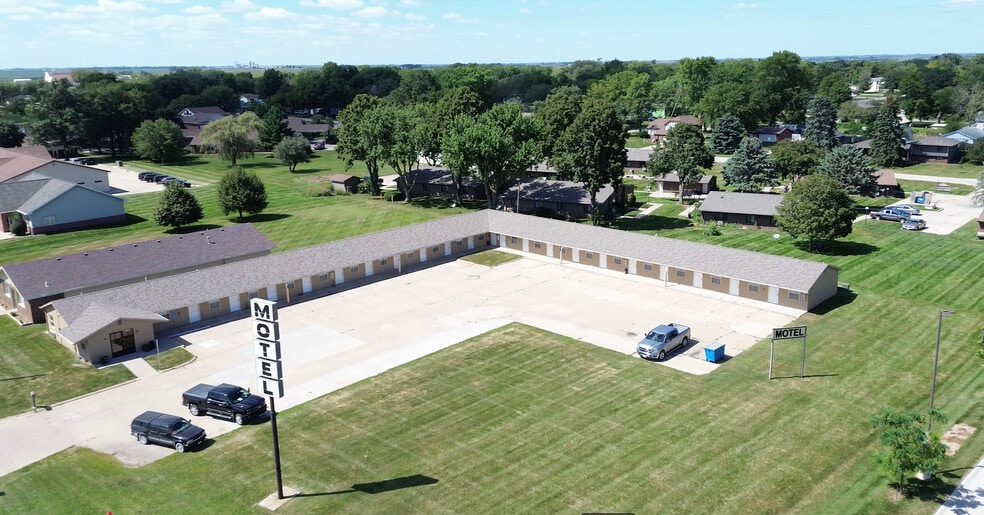 203 SW 7th St, Stuart, IA for sale - Primary Photo - Image 1 of 39