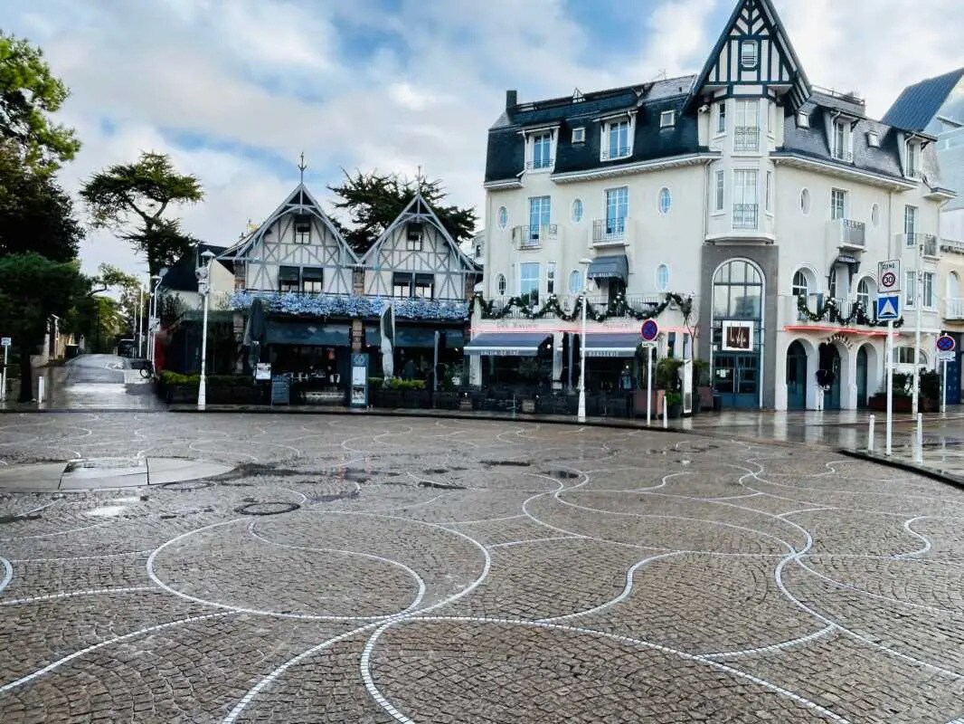 Retail in La Baule-Escoublac for lease Building Photo- Image 1 of 7