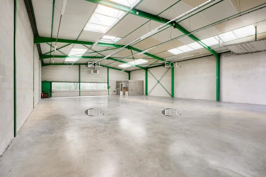 Flex in Saint-Genis-Laval for lease - Interior Photo - Image 3 of 11