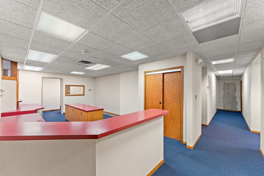 1651-1657 Thornapple Way, Valparaiso, IN for lease - Interior Photo - Image 2 of 16